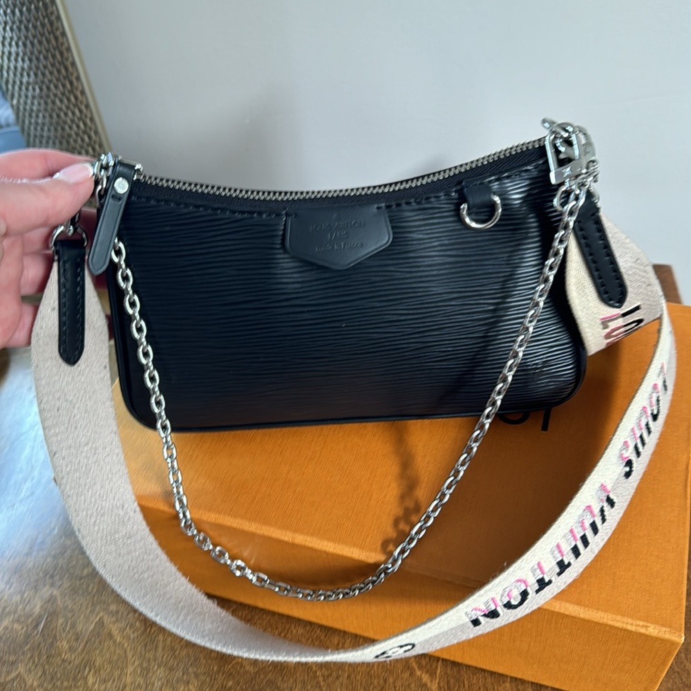 LOUIS VUITTON Black Epi Leather Pouch with adjustable strap and shoulder chain - Picture 6 of 9
